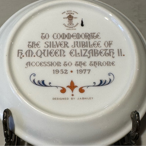 Queen Elizabeth II Silver Jubilee Trinket Dish Bone China Staffordshire England - Picture 3 of 10